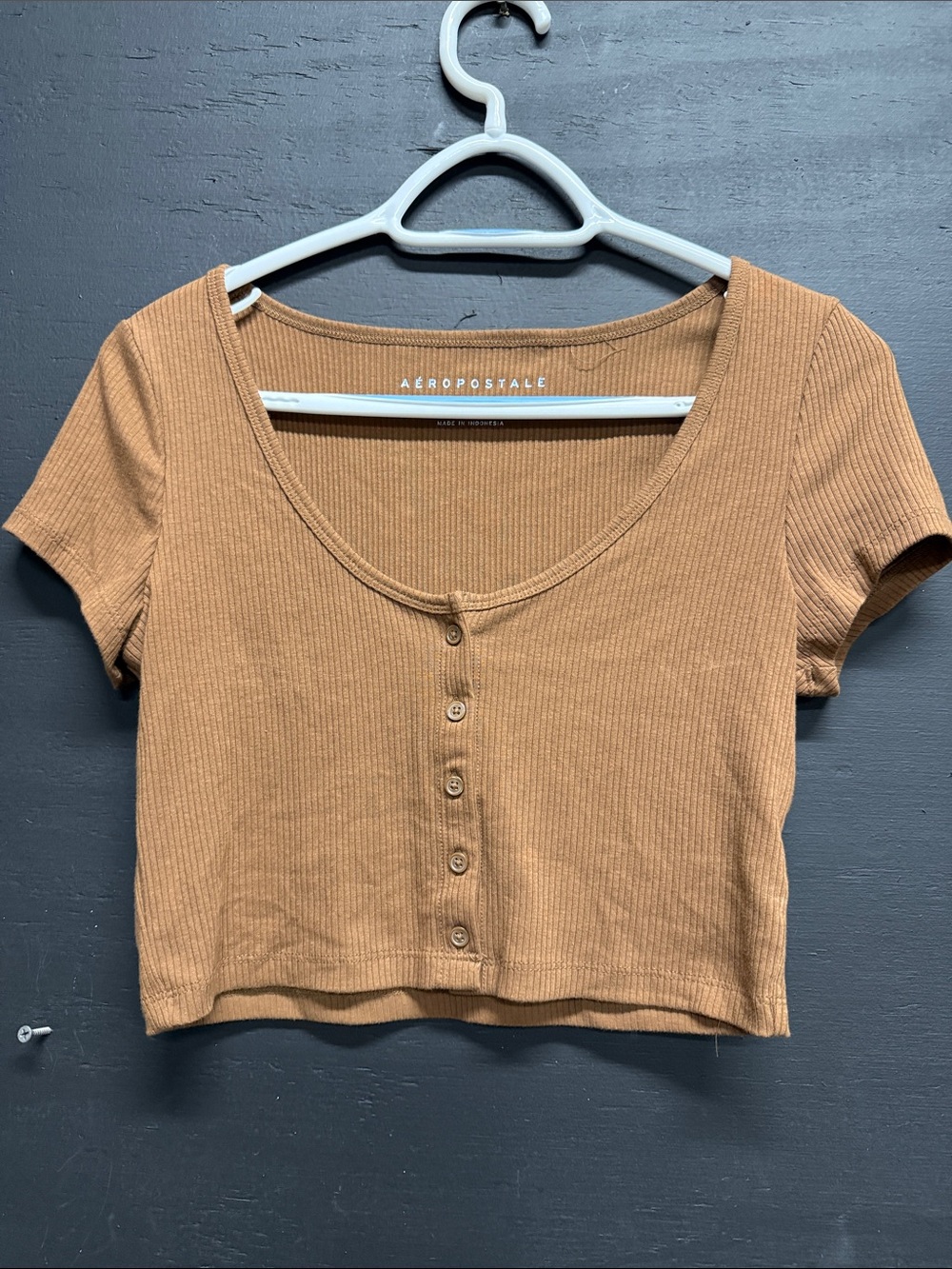 Aeropostale Ribbed Button-Front Crop Top in Camel